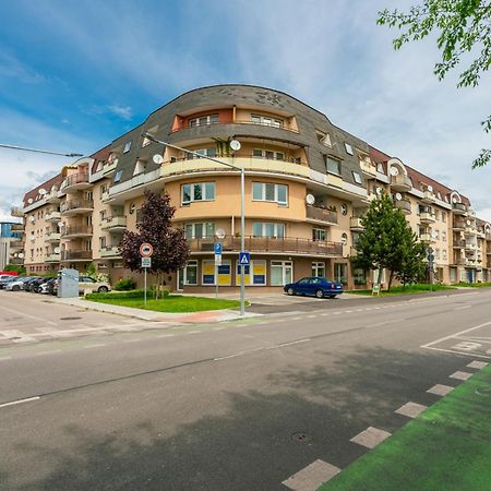 Apartmany Zlatovska Тренчин Экстерьер фото